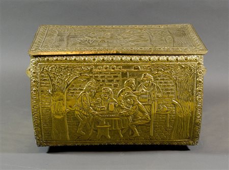 Piccola cassa in metallo dorato con scena sbalzata sul coperchio. cm. 29x50x30.