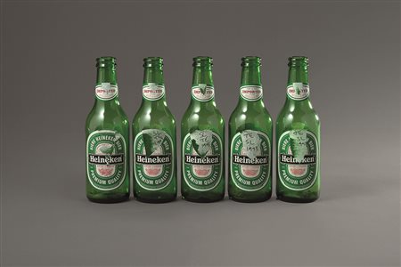 TRACEY EMIN & SARAH LUCAS Cinq Bouteilles de bière Heineken, 1993 Bottiglie...