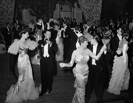 ROBERT DOISNEAU (1912 - 1994) Ballo Stampa in bianconero ai sali d'argento 23...