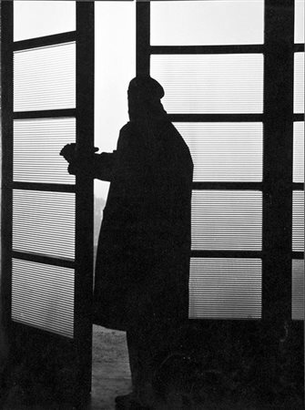 NINO MIGLIORI (1926) Uomo ombra Stampa in bianconero ai sali d'argento su...