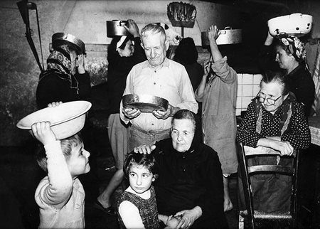 MARIO GIACOMELLI (1925 - 2000) Il compleanno della nonna Stampa in bianconero...