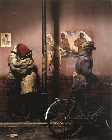 PAOLO VENTURA (1968) War Souvenir, amanti di notte 2006 C-print 100 x 80 cm...