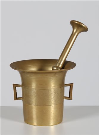 MANIFATTURA ITALIANA DEL XVII SECOLO Pestello in ottone. . Cm 17,00 x 15,00.