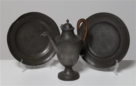 MANIFATTURA VENETA DEL XVII SECOLO Versatoio e due piatti in peltro, XVII...