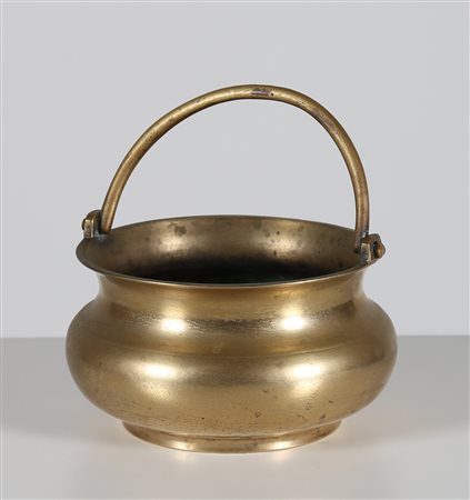 MANIFATTURA ITALIANA DEL XVII SECOLO Bacile in ottone. . Cm 16,50 x 9,50.