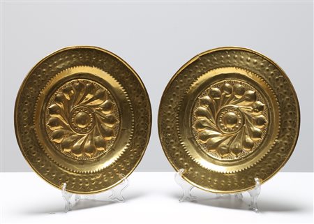 MANIFATTURA ITALIANA DEL XVII SECOLO Coppia di piatti in ottone dorato. . Cm...