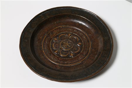 MANIFATTURA VENEZIANA DEL XVII SECOLO Piatto elemosiniere in rame sbalzato. ....