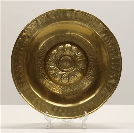 MANIFATTURA VENEZIANA DEL XVII SECOLO Piatto elemosiniere in ottone sbalzato,...