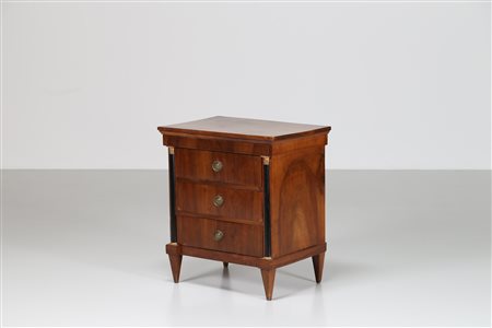 MANIFATTURA ITALIANA DEL XIX SECOLO Cassettoncino in stile Impero con colonne...