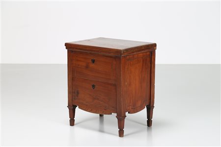 MANIFATTURA ITALIANA DEL XIX SECOLO Cassettone a due cassetti in noce con...