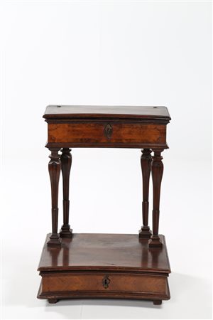 MANIFATTURA ITALIANA DEL XVIII SECOLO Inginocchiatoio in legno di noce e...