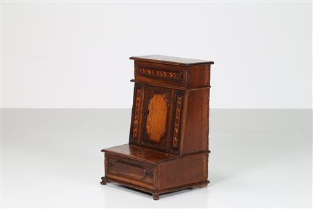 MANIFATTURA EMILIANA DEL XVII SECOLO Inginocchiatoio in noce intarsiato a...