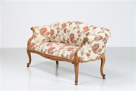 MANIFATTURA VENETA DEL XVIII SECOLO Divano in noce, gambe sagomate e piedi a...