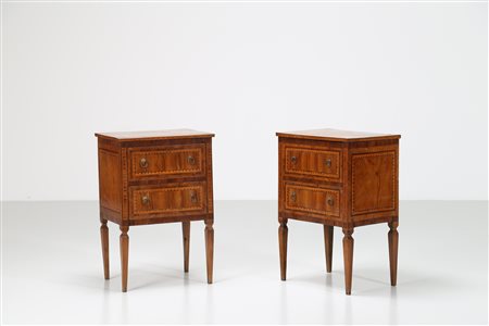 MANIFATTURA LOMBARDA DEL XIX SECOLO Coppia di comodini in stile maggiolini...