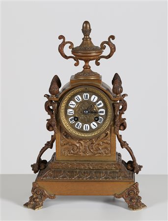 MANIFATTURA DEL XIX SECOLO Pendola in bronzo dorato. . Cm 23,00 x 33,00 x 14,50.