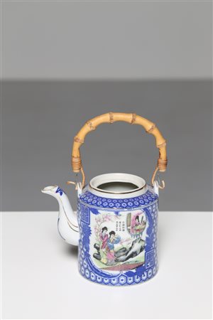 MANIFATTURA CINESE DEL XX SECOLO Teiera in porcellana con manico in bambù. ....