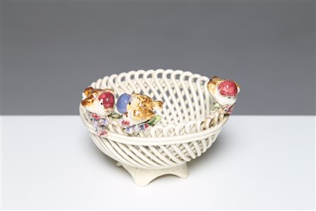 MANIFATTURA ITALIANA DELLA FINE DEL XIX SECOLO Cestino portafrutta. Ceramica....