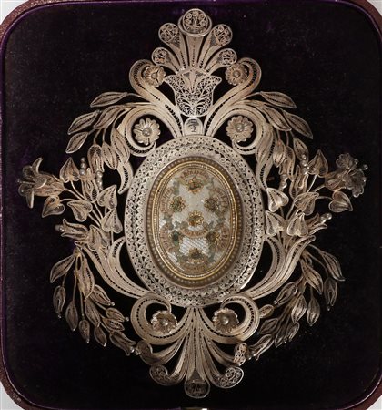 MANIFATTURA ITALIANA DEL XVIII SECOLO Pendente reliquario in argento sbalzato...