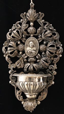 MANIFATTURA ITALIANA DEL XVIII SECOLO Acquasantiera in argento con medaglione...
