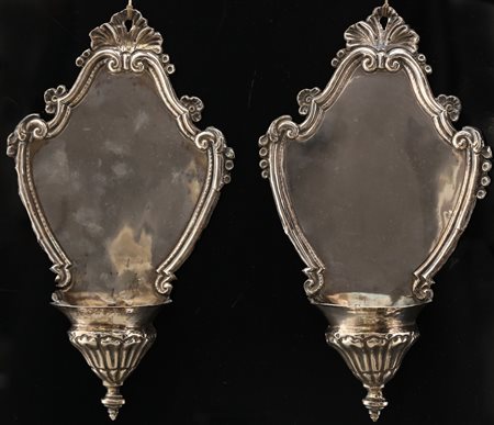 MANIFATTURA VENEZIANA DEL XVIII SECOLO Coppia di acquasantiere in argento...