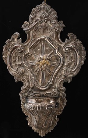 ARGENTIERE DEL XVIII SECOLO Acquasantiera in argento sbalzato e sagomato con...
