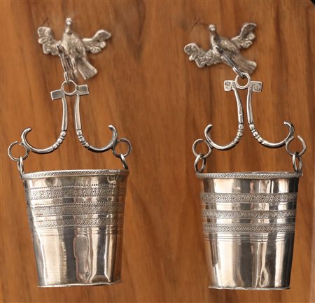 MANIFATTURA LOMBARDA DEL XIX SECOLO Coppia di acquasantiere in argento...