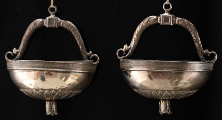 MANIFATTURA LOMBARDA DEL XIX SECOLO Coppia di acquasantiere in argento...