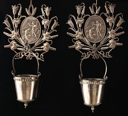 MANIFATTURA ITALIANA DEL XIX SECOLO Coppia di acquasantiere in argento con al...
