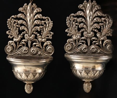 ARGENTIERE MILANESE DEL XIX SECOLO Coppia di acquasantiere in argento...