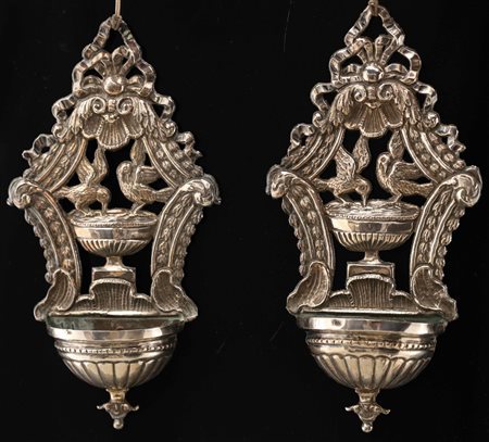 ARGENTIERE LOMBARDO DEL XIX SECOLO Coppia di acquasantiere in argento...