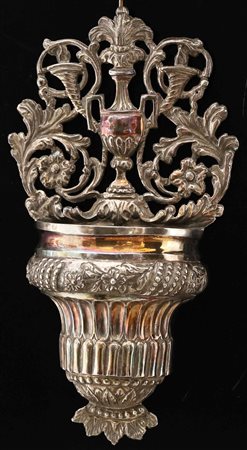 MANIFATTURA VENETA DEL XIX SECOLO Acquasantiera in argento sbalzato cesellato...