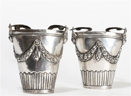 MANIFATTURA LOMBARDA DEL XIX SECOLO Coppia di acquasantiere in argento...