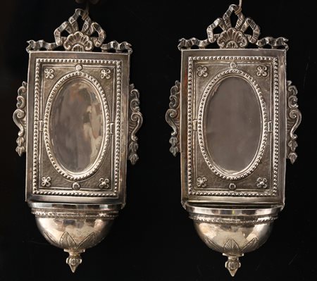 MANIFATTURA ITALIANA DEL XIX SECOLO Coppia di acquasantiere in argento...