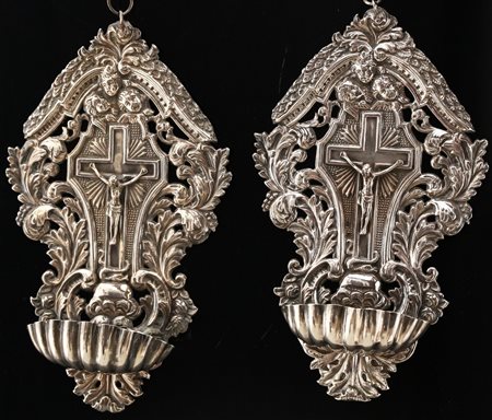 ARGENTIERE ROMANO DEL XIX SECOLO Coppia di acquasantiere in argento sagomato...