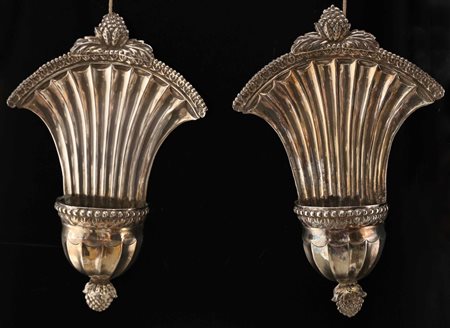 ARGENTIERE DEL XIX SECOLO Coppia di acquasantiere in argento sbalzato. . Cm...