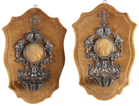 ARGENTIERE DEL XIX SECOLO Coppia di acquasantiere in argento sbalzato con...