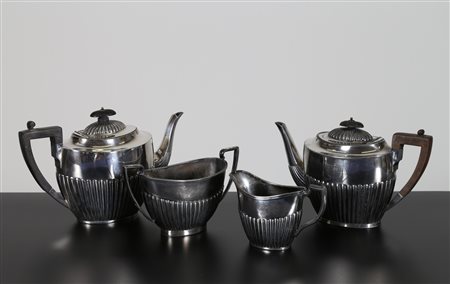 THOMPSON JOHN AND SONS (XIX-XX SECOLO) Servizio da thè in argento sbalzato...