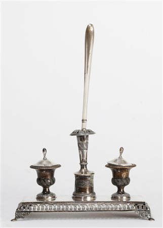 MANIFATTURA LOMBARDA DEL XIX SECOLO Calamaio in argento cesellato. . Cm 17,00...