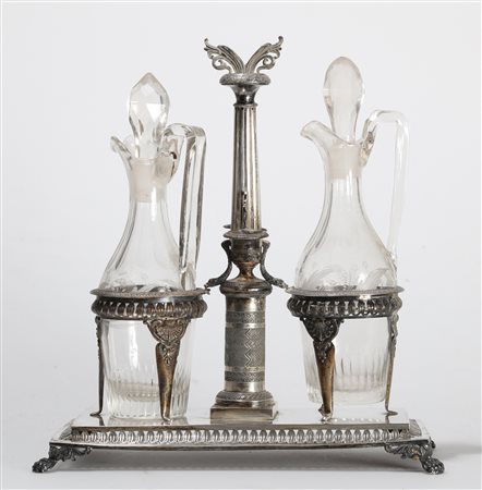 MANIFATTURA ITALIANA DEL XIX SECOLO Oliera in argento finemente cesellata con...