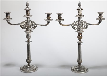 MANIFATTURA LOMBARDA DEL XIX SECOLO Coppia di candelabri in argento...