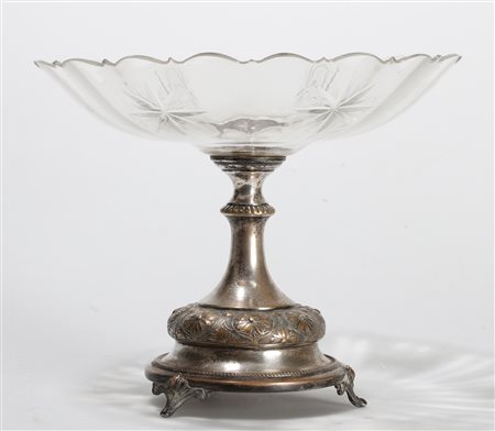 MANIFATTURA ITALIANA DEL XX SECOLO Alzata in cristallo e argento cesellato. ....