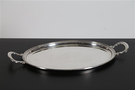 ARGENTIERE DEL XX SECOLO Vassoio ovale in argento con manici. . Cm 48,50 x...
