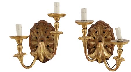 MANIFATTURA ITALIANA DEL XIX SECOLO Coppia di appliques a due fiamme in legno...
