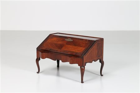 MANIFATTURA GENOVESE DEL XVIII SECOLO Modellino di mobile genovese Luigi XV....