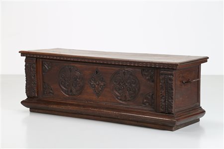 MANIFATTURA VENETA DEL XVII SECOLO Cassapanca noce scolpito. . Cm 163,00 x...