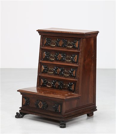 MANIFATTURA LOMBARDA DEL XVII SECOLO Inginocchiatoio a 4 cassetti in legno di...