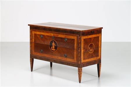 MANIFATTURA LOMBARDA DEL XVIII SECOLO Cassettone lastronato e intarsiato con...