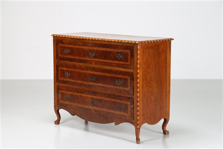 MANIFATTURA DEL XVIII SECOLO Cassettone lastronato e filettato a motivi...