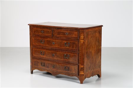 MANIFATTURA ITALIANA DEL XVIII SECOLO Cassettone a tre cassetti più due in...