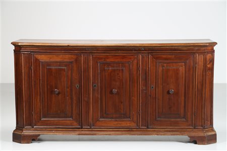 MANIFATTURA TOSCANA DEL XVII SECOLO Credenza in noce a tre sportelli. . Cm...